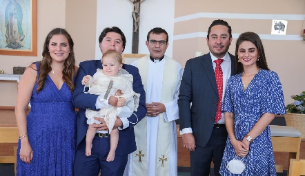 Danitza Lozano, Daniel Zollino,  el pequeño Daniel, Padre Salvador, Ángel Torres y Vero Romero de Torres.