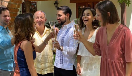 Civil de Paco Cabral y Claudia Dibildox.