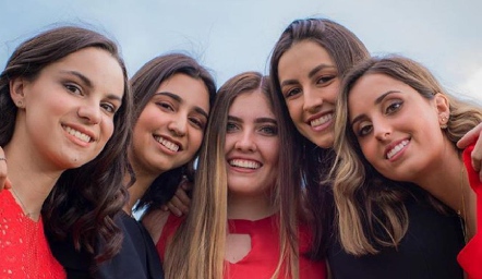  Paty Leos, Sofi Oliva, Andrea Salazar, Marina Nieto y Fer Morales.
