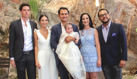  La pequeña Doménica con sus papás y padrinos, Diego Jourdain, Marina Jourdain, Ricardo Leos, Luli Lamas y Javier Campos.