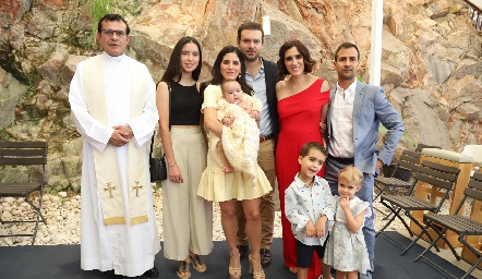  Emilia con sus papás, hermanos, padrinos y el padre Salvador.