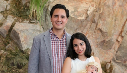  Alejandro Villasana y Alejandra Quesada con su hija Elena.