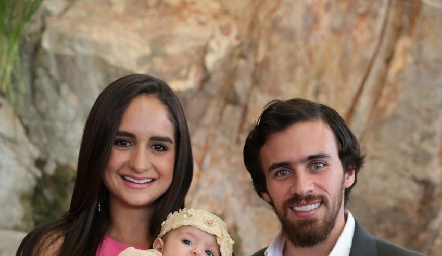  Elena con los padrinos Claudia Villasana y Julio Quesada.