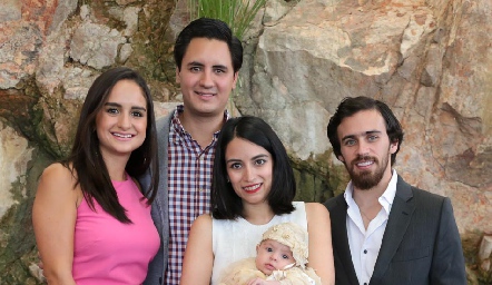  Elena con sus papás y padrinos, Claudia y Alejandro Villasana, Alejandra y Julio Quesada con Elena.