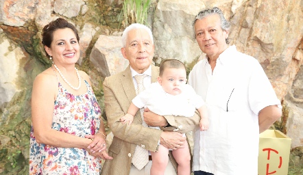  Patricio con sus abuelos.