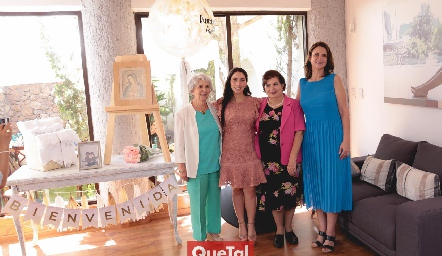  Paola con sus abuelas y su suegra Carmen Echeveste.