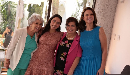  Paola con sus abuelas Rebeca Mendizábal, Chayo de González y su suegra Carmen Echeveste.