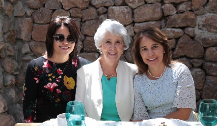  Rebeca Mendizábal con sus hijas Marilupe y Keka Córdova.