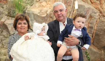  Loretta y Federico con sus abuelos Claudia Robles y Federico Mendizábal.