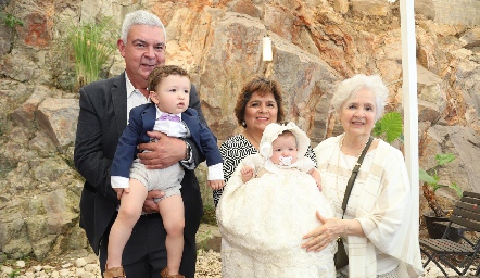  Loretta y Federico con sus abuelos Claudia Robles y Federico Mendizábal y su bisabuela Lily Alvarado.