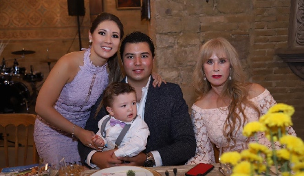  Ale y Juan Puente con su mamá Linda Castillo y Federico Mendizábal.