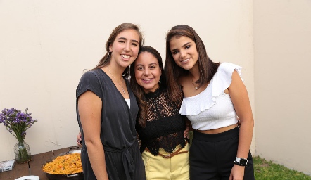  Adriana Almaguer, Karime Zamora y Margaret González.