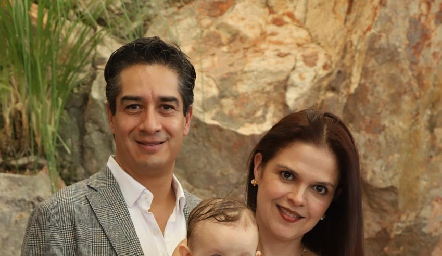  Emma con sus padrinos César Ramos y Cecilia Ponce.