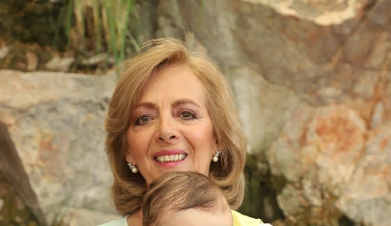  Emma con su abuelita Rosana Benavente.