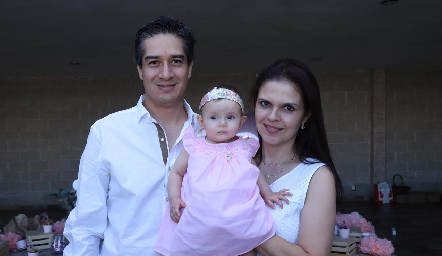  Emma con sus padrinos Cecilia Ponce y César Ramos.