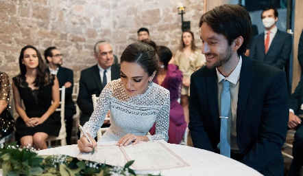  Montse Berrueta y Pablo Sánchez firmando el acta de su matrimonio civil.