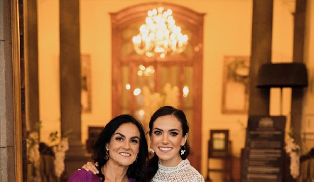  Carmen Zapata con su hijas Montse Berrueta.