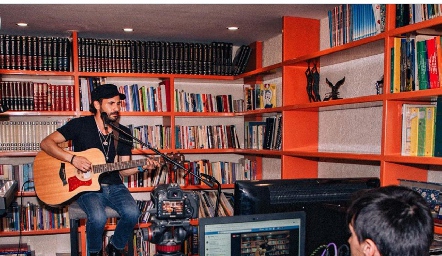 Efraín Barrera en el estudio de grabación. Foto de Víctor Menchaca.