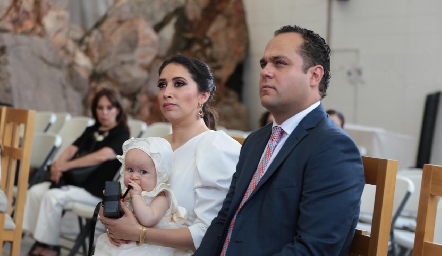  Jacquie Villalva y Ernesto Madrigal con su hija Eugenia.
