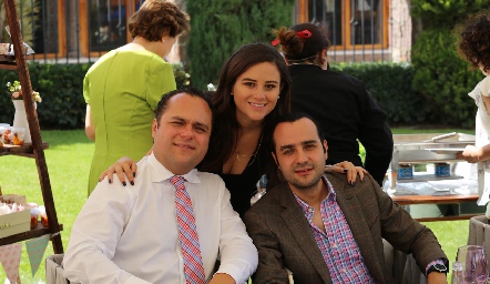  Ernesto, Lore y Sergio Madrigal Torres.