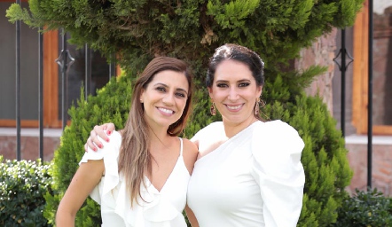  Comadres Eugenia Ramírez y Jaquie Villalva.