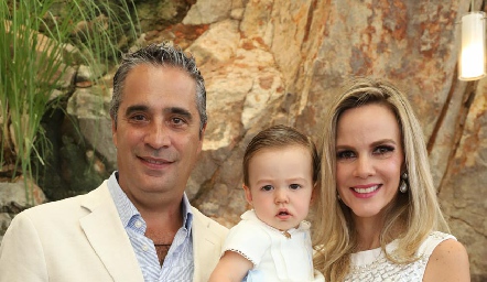  Marcelo con sus padrinos Juan Antonio Reverte y Elsa Paz.