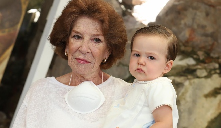  El pequeño Marcelo con su abuela.