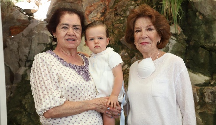  Marcelo con sus abuelas.