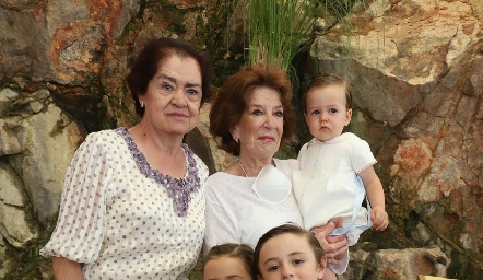  Las abuelas con sus nietos.