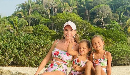  Carla Huber con sus hijas Vittoria e Isabella.