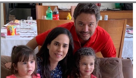  Sofía Estrada con su esposo, sus hijas y su sobrina.