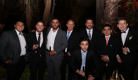  Acompañaron a los novios.