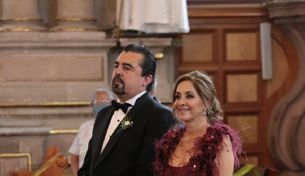  Javier Gómez y Paty Gaviño de Gómez, papás del novio.