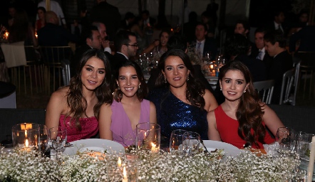  Paulina Rodríguez, Montse Villanueva, Regina González y Andrea.