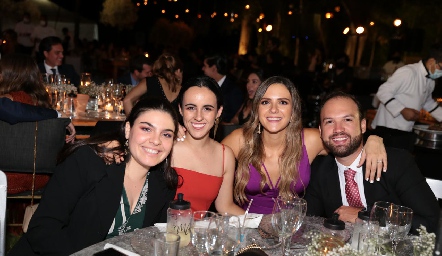  Acompañando a los recién casados.