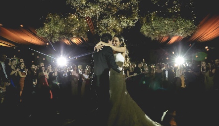  Su primer baile como esposos.