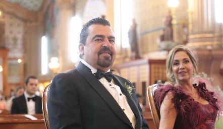  Javier Gómez y Paty Gaviño de Gómez, papás del novio.