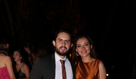  Acompañando a los recién casados.