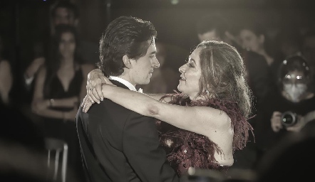  Guillermo con su mamá Patricia Gaviño.