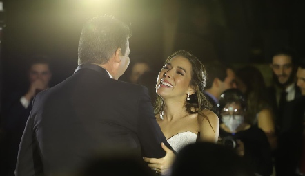  Michelle bailando con su papá.