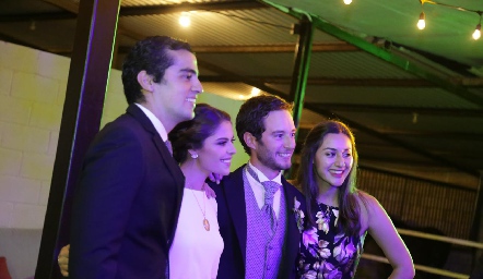  Con los novios.
