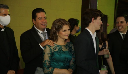  Dino Miranda y Claudia García Siller, papás de la novia.
