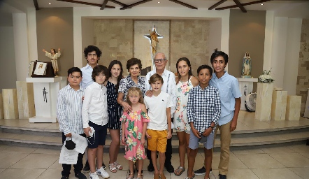  Cuquis y Javier con sus nietos.