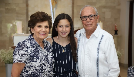  Cuquis y Javier con su nieta Ana Cristina Almazán.