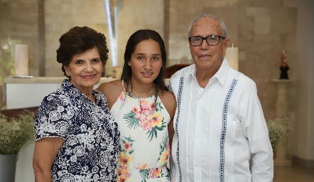  Cuquis y Javier con su nieta Vero Moreno.