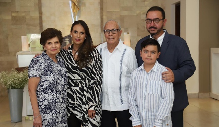  Cuquis y Javier con la familia de la Peña Vallejo.