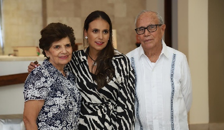  Cuquis Villagrana y Javier Vallejo con su hija Paty.