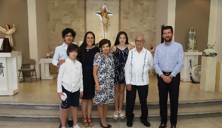  Cuquis y Javier con la familia Almazán Vallejo.