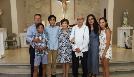  Cuquis y Javier con la familia Moreno Vallejo.