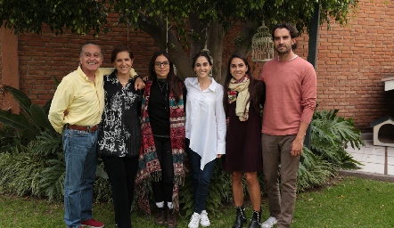  Enrique Díaz de León, Dolores Lastras, Claudia, Mariana y Sofía Díaz de León con  Ricardo Torres.